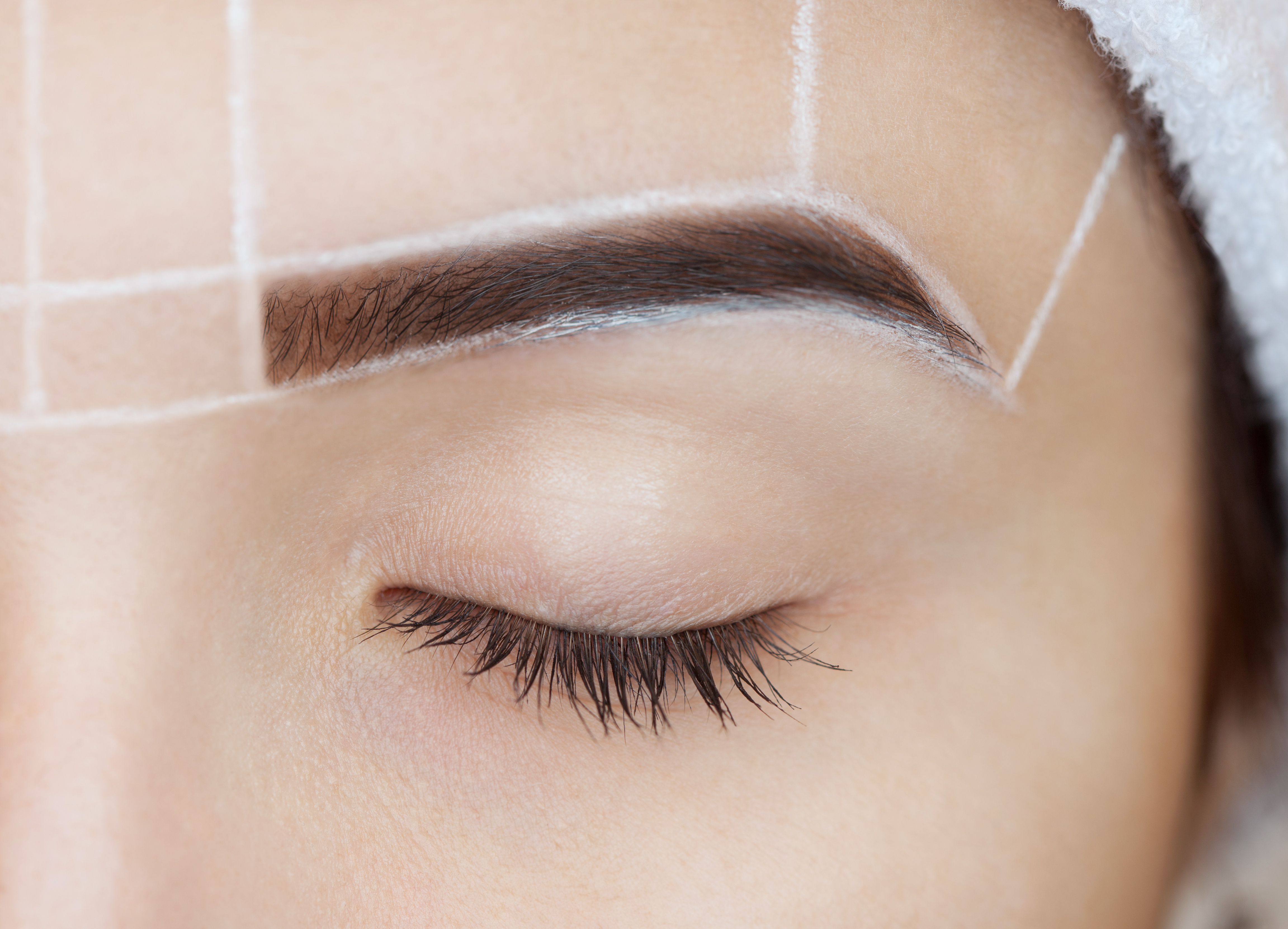 Ein Permanent Make-up für die Augenbrauen muss präzise ausgemessen und vorgezeichnet werden.